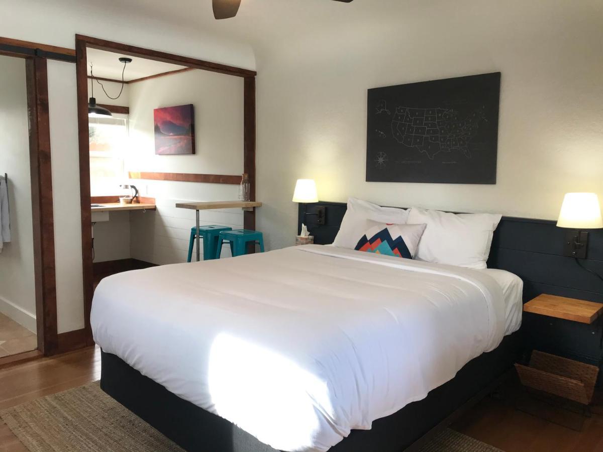Left Coast Lodge - Pet Friendly シスターズ エクステリア 写真