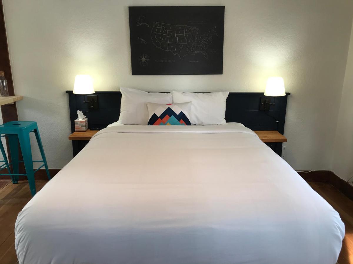 Left Coast Lodge - Pet Friendly シスターズ エクステリア 写真
