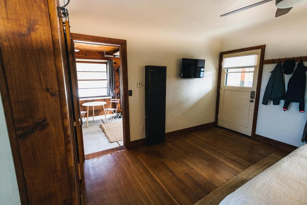 Left Coast Lodge - Pet Friendly シスターズ エクステリア 写真