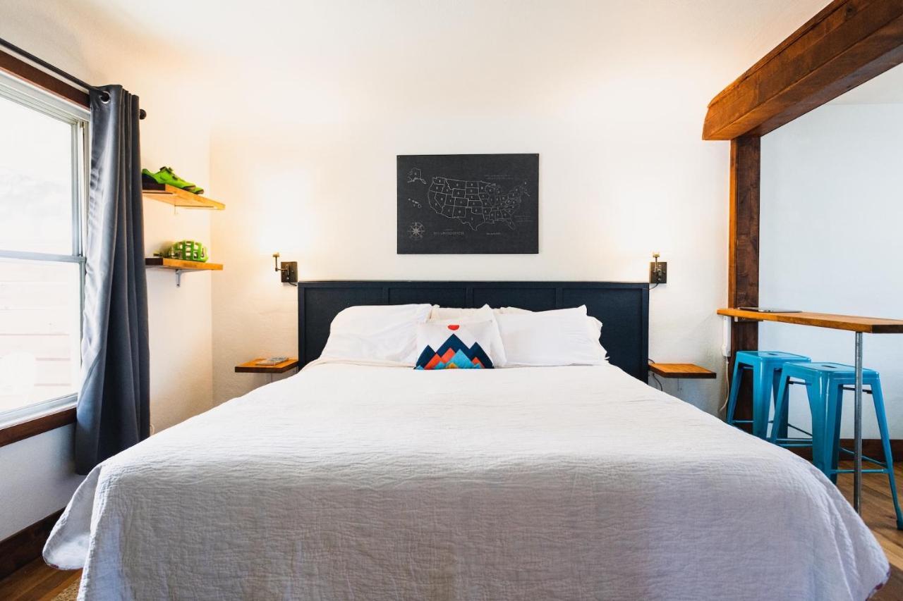Left Coast Lodge - Pet Friendly シスターズ エクステリア 写真