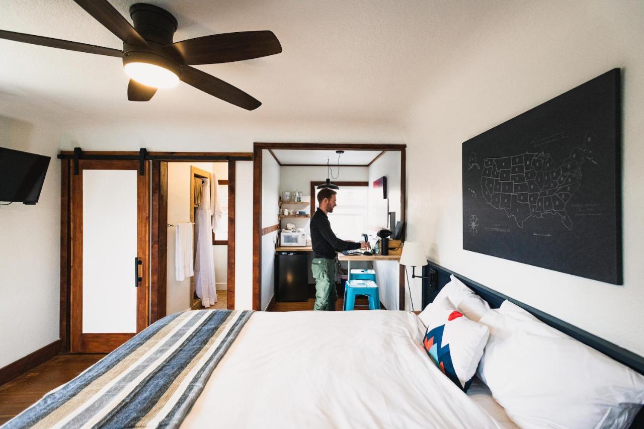 Left Coast Lodge - Pet Friendly シスターズ エクステリア 写真