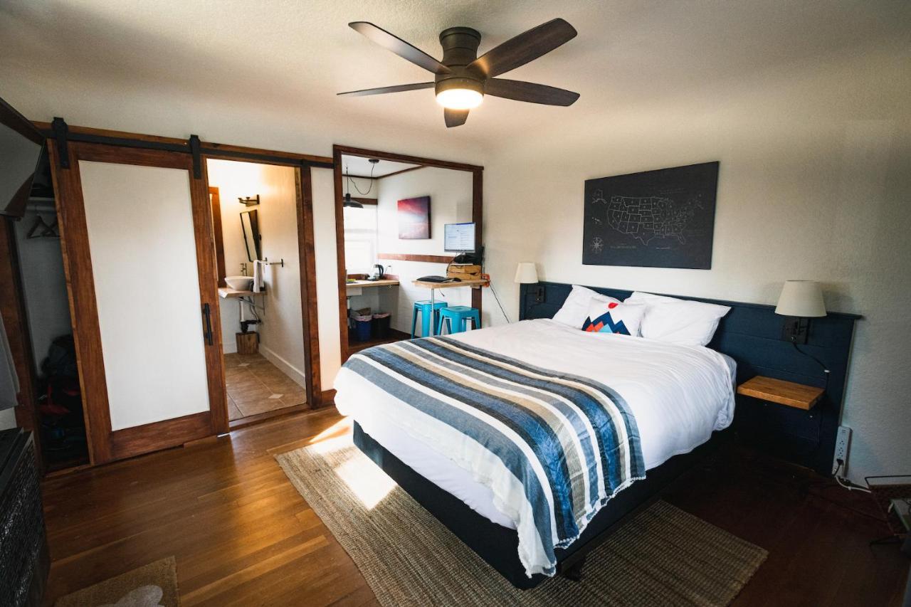 Left Coast Lodge - Pet Friendly シスターズ エクステリア 写真