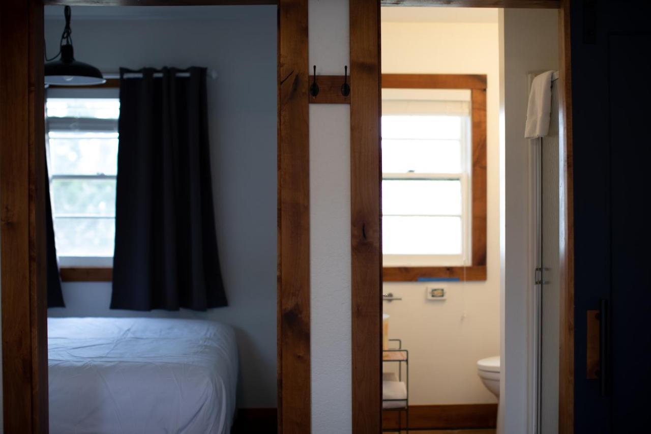 Left Coast Lodge - Pet Friendly シスターズ エクステリア 写真