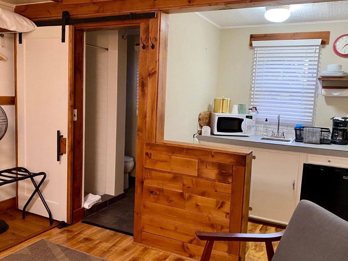 Left Coast Lodge - Pet Friendly シスターズ エクステリア 写真