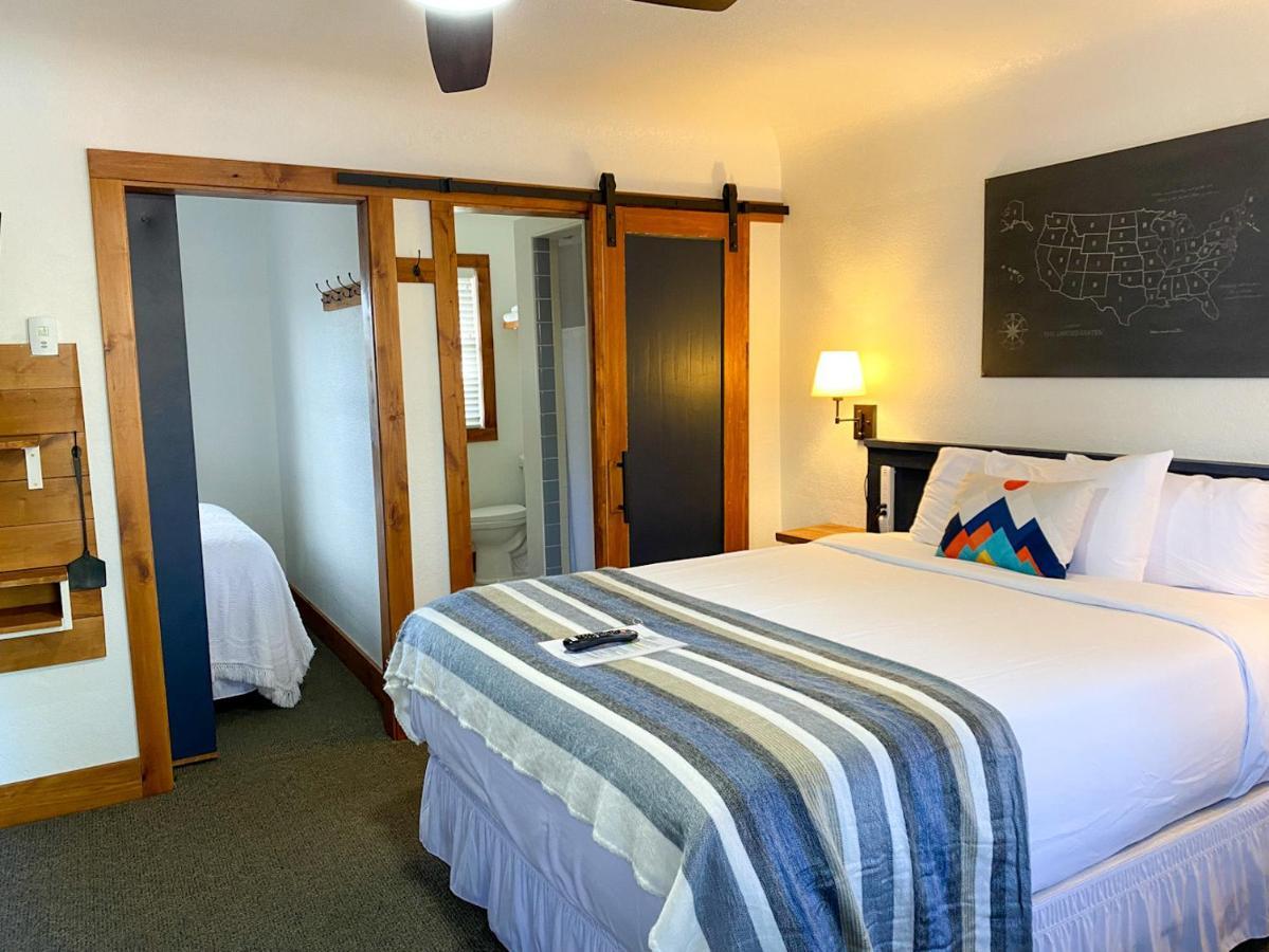 Left Coast Lodge - Pet Friendly シスターズ エクステリア 写真